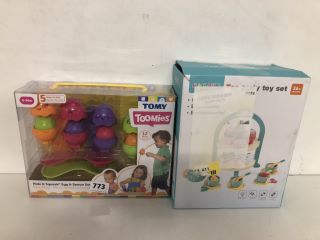 2 X ASSORTED ITEMS TO INCLUDE TOMY TOOMIES HIDE AND SQUEK EGG AND SPOON SET
