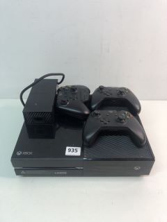 XBOX ONE WITH 3 CONTROLLERS AND CABLES (POWERS ON)