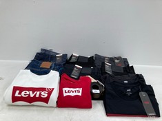 11 X LEVI'S GARMENTS VARIOUS SIZES AND MODELS INCLUDING BELT - LOCATION 37C.