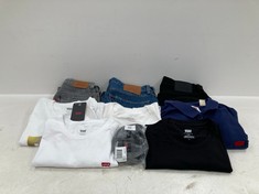 9 X LEVI'S GARMENTS VARIOUS SIZES AND MODELS INCLUDING BELT - LOCATION 37C.