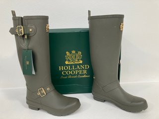 HOLLAND COPPER SHERPA LINED REGENCY WELLINGTON IN MATTE GREEN UK SIZE 7 - RRP £149: LOCATION - FRONT BOOTH