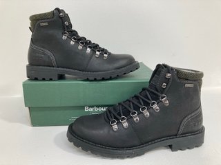 BARBOUR QUANTOCK WATERPROOF BOOTS IN BLACK UK SIZE 7 - RRP £165: LOCATION - FRONT BOOTH