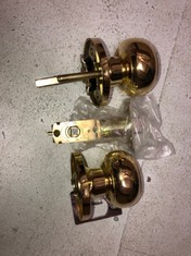 QTY OF ASSORTED ITEMS TO INCLUDE BRASS DOOR HANDLES : LOCATION - B RACK