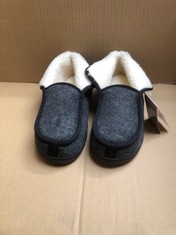 QTY OF SHOES TO INCLUDE WOMENS MEMORY FOAM BOOTIE SLIPPER. DARK RED. UK 8. : LOCATION - B RACK