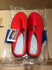 10 X WOMENS DIAMOND STITCH MEMORY FOAM HOUSE SLIPPERS. RED. TOTAL RRP £107: LOCATION - C RACK