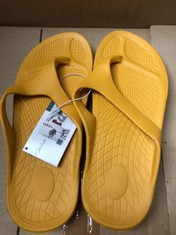 QTY OF LADIES SHOES TO INCLUDE CASUAL YELLOW FLIP FLOPS SIZE XL RRP £100: LOCATION - A RACK