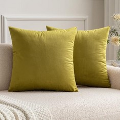 QTY OF PILLOWS TO INCLUDE VELVET SOFT DECORATIVE SQUARE THROW PILLOW CASE. GOLD. TOTAL RRP £252: LOCATION - D RACK