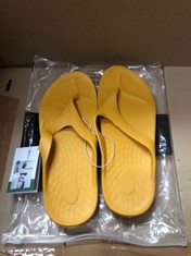 QTY OF LADIES SHOES TO INCLUDE CASUAL FLIP FLOPS YELLOW SIZE XL: LOCATION - A RACK