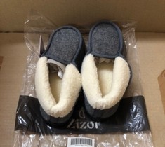 QTY OF ASSORTED SLIPPERS TO INCLUDE WOMENS MEMORY FOAM BOOTIE SLIPPER SIZE 7: LOCATION - A RACK
