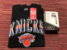 QTY OF ADULT CLOTHING TO INCLUDE NEW YORK KNICKS T-SHIRT BLACK WITH LOGO UK SIZE MEDIUM : LOCATION - E RACK