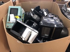PALLET OF ASSORTED KITCHEN ITEMS TO INCLUDE DAEWOO SMALL AIRFRYER : LOCATION - FLOOR(COLLECTION OR OPTIONAL DELIVERY AVAILABLE)