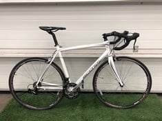SCOTT ROAD BIKE 61CM FRAME 700C WHEELS 3X8 GEARS : LOCATION - FLOOR(COLLECTION OR OPTIONAL DELIVERY AVAILABLE)