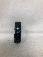 5 X ASSORTED FITBIT INSPIRE 2 SMARTWATCHES TO INCLUDE FITBIT INSPIRE 2 IN BLACK - TOTAL RRP £250: LOCATION - BLACK RACK J1