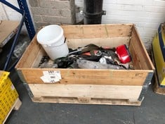 PALLET OF ASSORTED CAR PARTS TO INCLUDE DRAG LINK END RH FOR RANGE ROVER (PALLET BOX NOT INCLUDED) (COLLECTION OR OPTIONAL DELIVERY) (KERBSIDE PALLET DELIVERY)