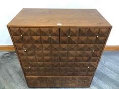MARENA SOLID AND VENEER OAK 5 DRAWER CHEST OF DRAWERS, TEXTURED-STUD FRONT WITH ANTIQUE BRASS FINISH HANDLES RRP- £1,995