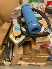 PALLET WITH A VARIETY OF SPORTS RELATED ITEMS INCLUDING CECOTEC EXERCISE BIKE.