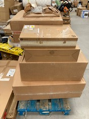PALLET OF ASSORTED MONITORS OF DIFFERENT MODELS INCLUDING HP V24IE G5 60,45 CM (MAY BE BROKEN AND INCOMPLETE).