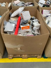 PALLET OF ASSORTED ITEMS INCLUDING BT PORTABLE SPEAKER.