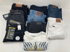 9 X GARMENTS OF VARIOUS BRANDS, SIZES AND MODELS INCLUDING WRANGLER T-SHIRT SIZE M- LOCATION 21A.