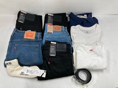 12 X LEVIS GARMENTS VARIOUS SIZES AND MODELS INCLUDING WHITE T-SHIRT XL - LOCATION 1A.
