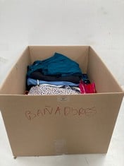 BOX WITH A VARIETY OF SWIMMING COSTUMES OF VARIOUS BRANDS, SIZES AND MODELS INCLUDING DISNEY SWIMMING COSTUME SIZE 3/4 - LOCATION 41A.