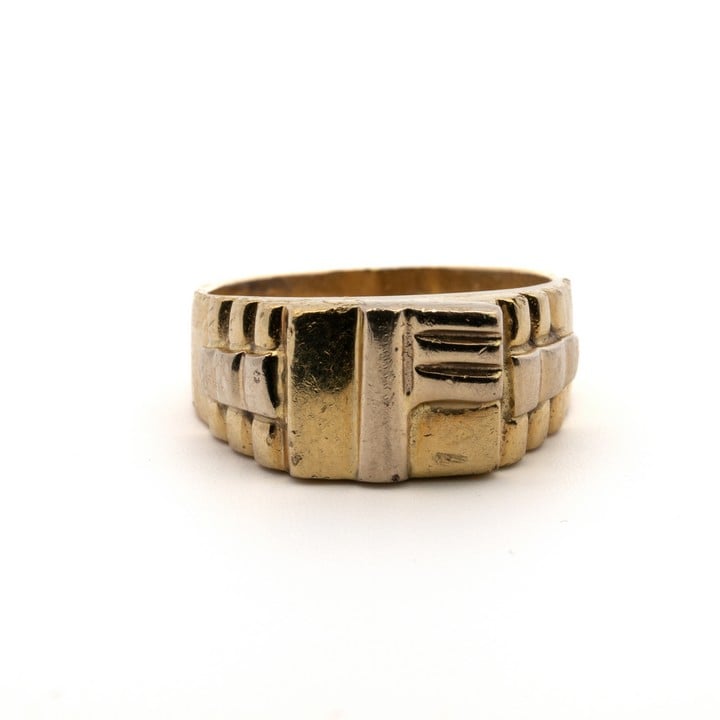 18K Yellow and White Ridge Pattern Band Ring, Size Q, 10g.  Auction Guide: £350-£450 (VAT Only Payable on Buyers Premium)