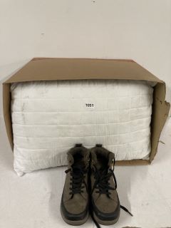 QTY OF ASSORTED ITEMS TO INCLUDE PAIR OF WEATHERPROOF BOOTS - SIZE UK 7