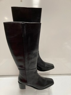 1 X PAIR OF KIN BOOTS, TAMME, EU SIZE 39 TOGETHER WITH A PAIR OF GABOR BOOTS, ADELINA, MED BLACK PATENT, SIZE 4 1/2
