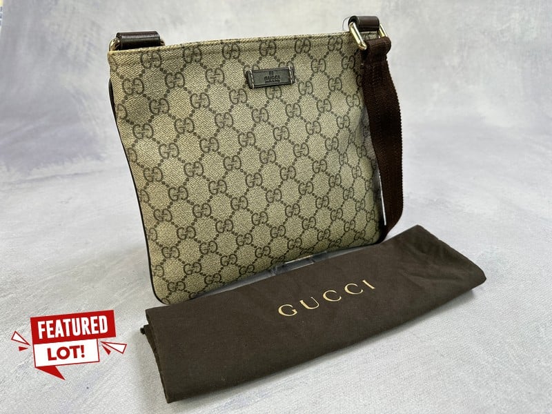 Gucci GG Supreme Small Messenger Bag With Dust Bag - Dimensions Approximately 24x21x1.5cm (VAT ONLY PAYABLE ON BUYERS PREMIUM)