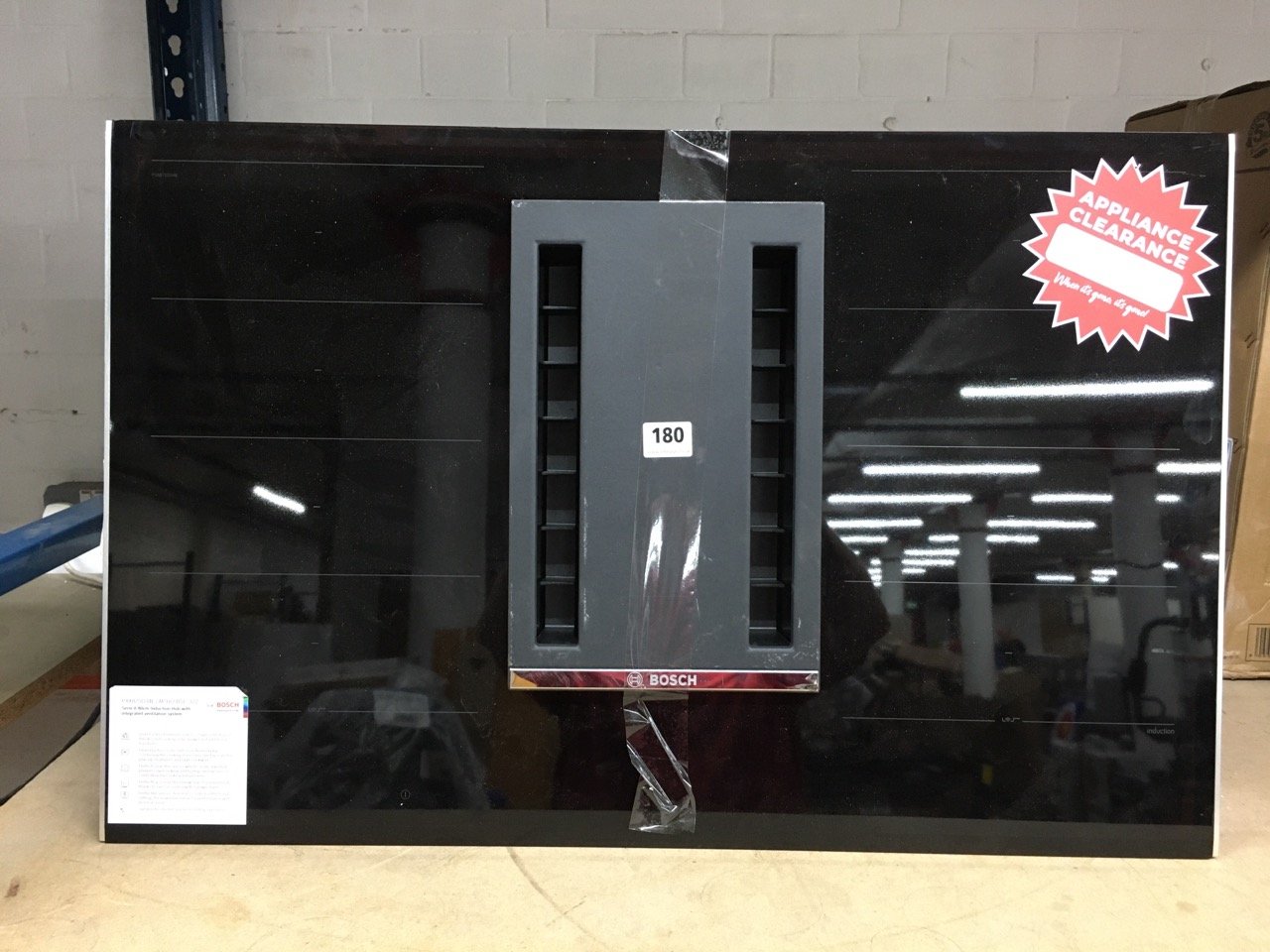 John Pye Auctions BOSCH EXTRACTOR INDUCTION HOB (CHIPPED CORNER)