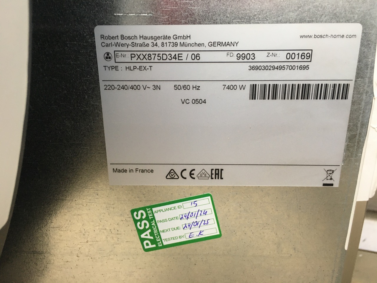 John Pye Auctions BOSCH EXTRACTOR INDUCTION HOB (CHIPPED CORNER)