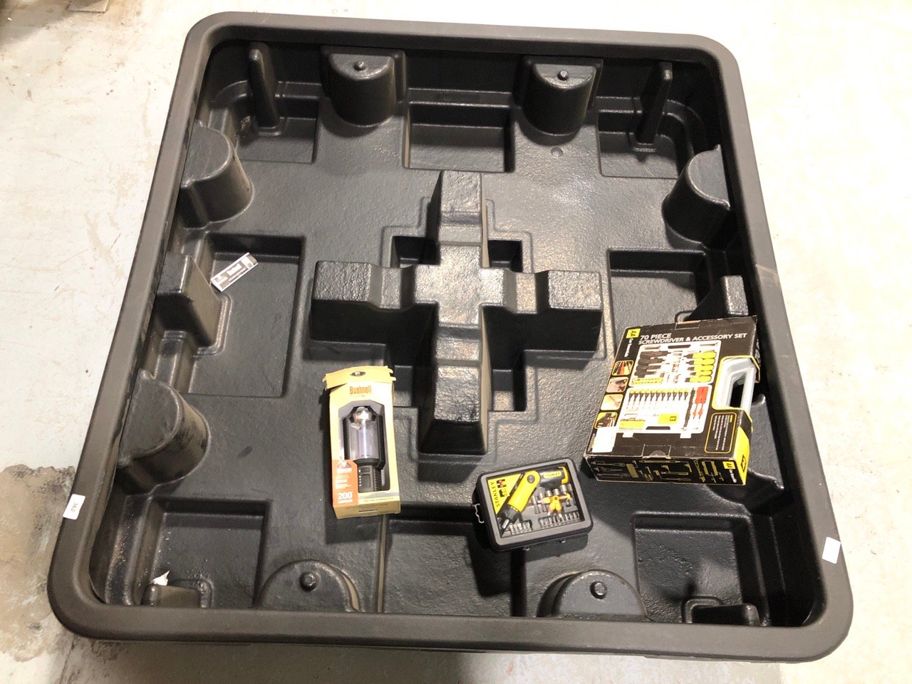 EXTRA LARGE VEHICLE DIP TRAY, 1X AA 70 PIECE SCREWDRIVER AND ACCESSORY SET,STANLEY 25 PIECE SOCKET SET,OUTDOOR COMPACT LANTERN RRP Ã‚Â£390