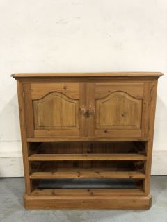 SOILD WOOD SIDE CABINET WITH DOUBLE CUPBORAD SORTAGE APPROX RRP £