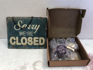 4X ITEMS TO INCLUDE SORRY WE'RE CLOSED SIGN AND HANGING HEARTY ORNAMENT APPROX RRP-£150