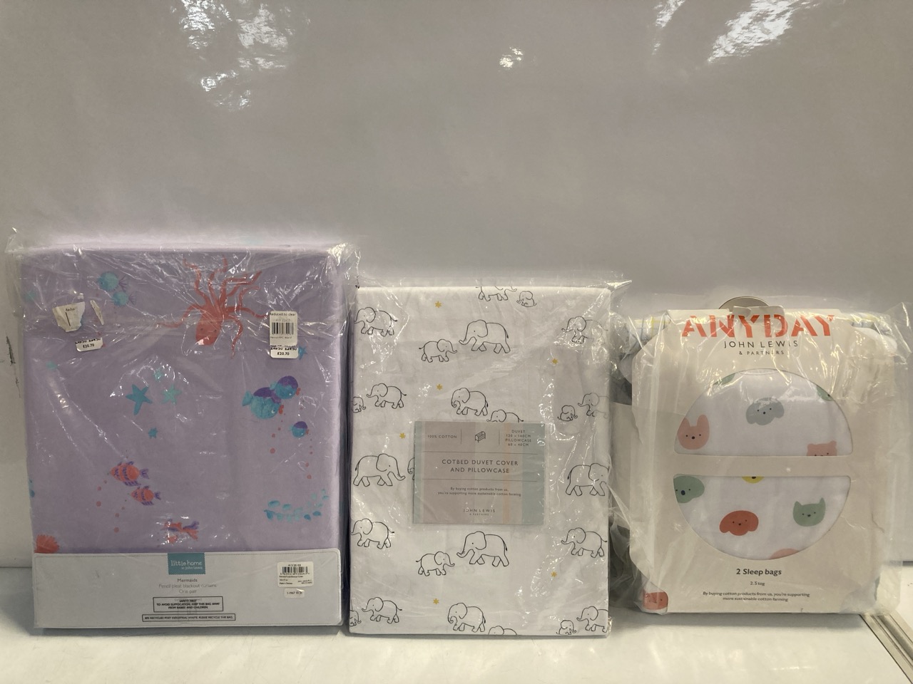BOX OF ASSORTED CHILDREN'S BEDDING TO INCLUDE JOHN LEWIS STARDUST COT BED FITTED SHEET