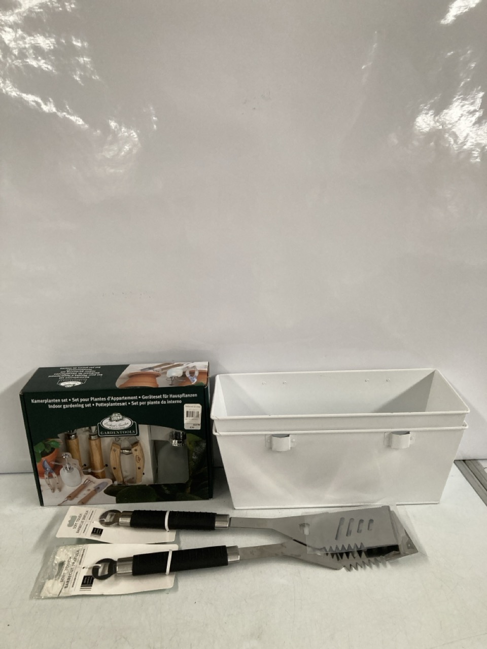 BOX OF ASSORTED OUTDOOR ITEMS TO INCLUDE JOHN LEWIS GARDEN TABLE OUTDOOR COVER UPTO 150CM