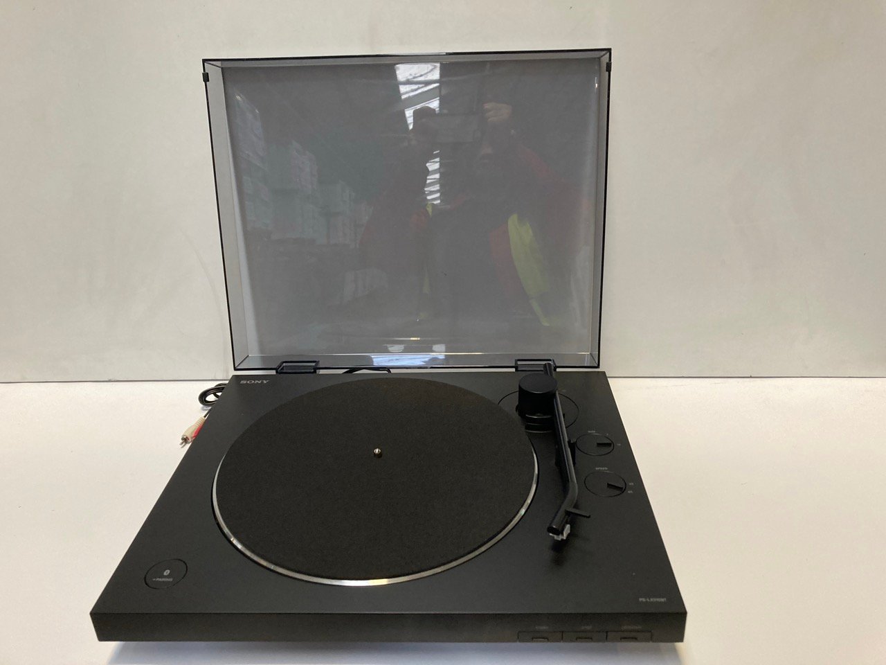 A SONY STEREO TURNTABLE SYSTEM, MODEL PS-LX310BT RRP £199.00