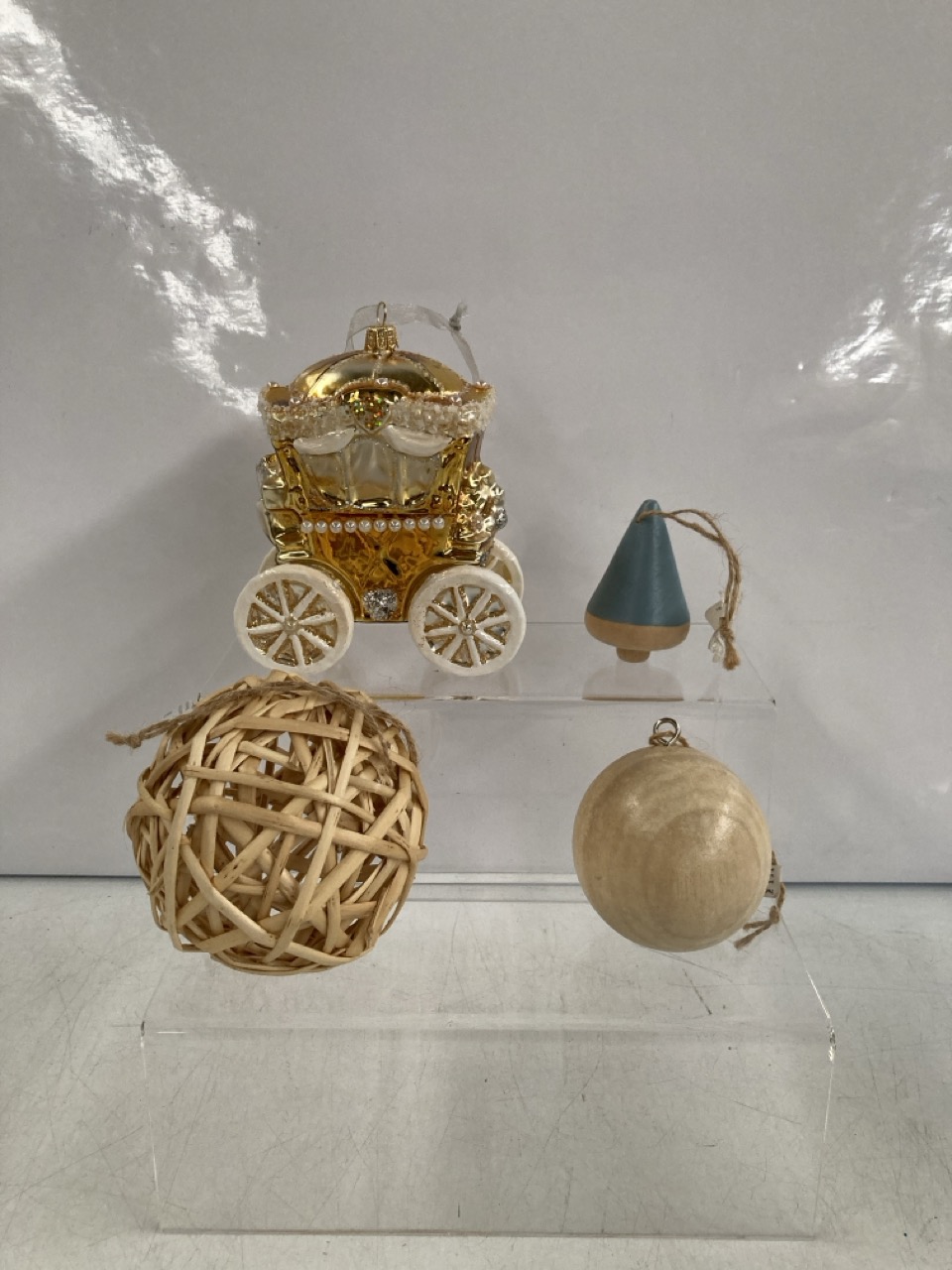 BOX OF CHRISTMAS ORNAMENTS TO INCLUDE ORNAMENTAL GOLD COACHES