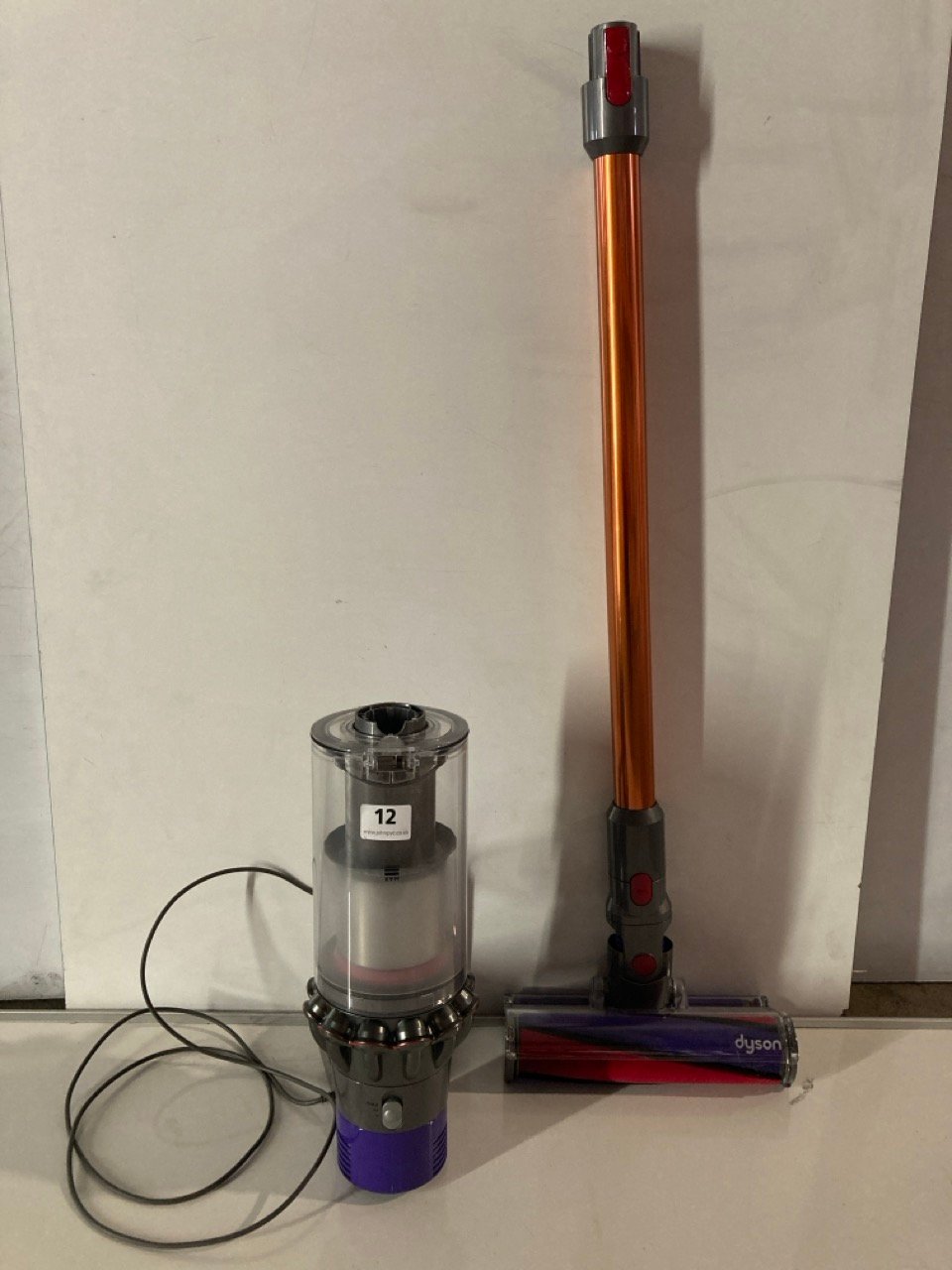 A DYSON CORDLESS VACUUM CLEANER, SERIAL NUMBER T8T-UK-SMR1327A RRP £329.00