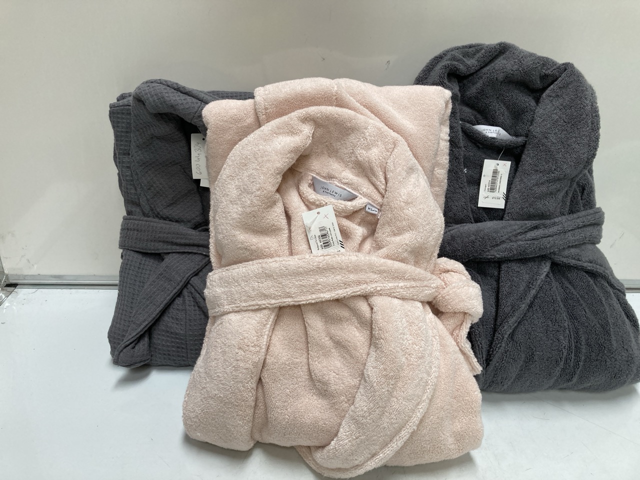 A QTY OF ROBES TO INCLUDE A WOMENS DRESSING GOWN, GREY, XS/S