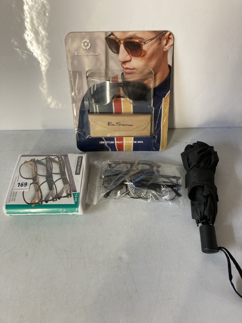 1 X FOSTER GRANT PACK OF READING GLASSES TOGETHER WITH A QTY OF OTHERS