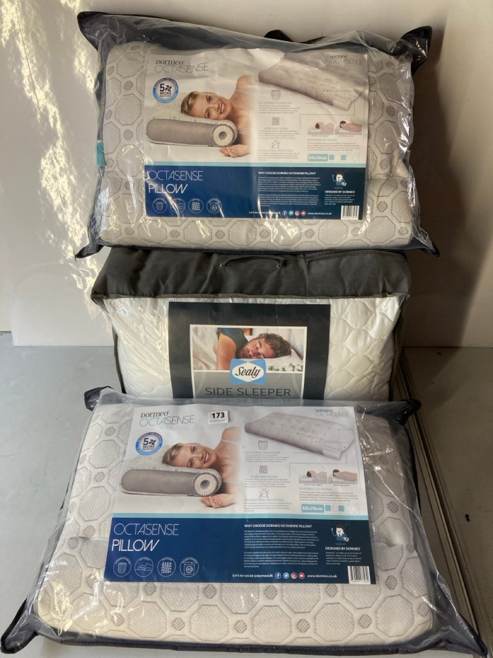 2 X DORMEO OCTASENSE PILLOWS TOGETHER WITH 2 X BATHROOM MATS