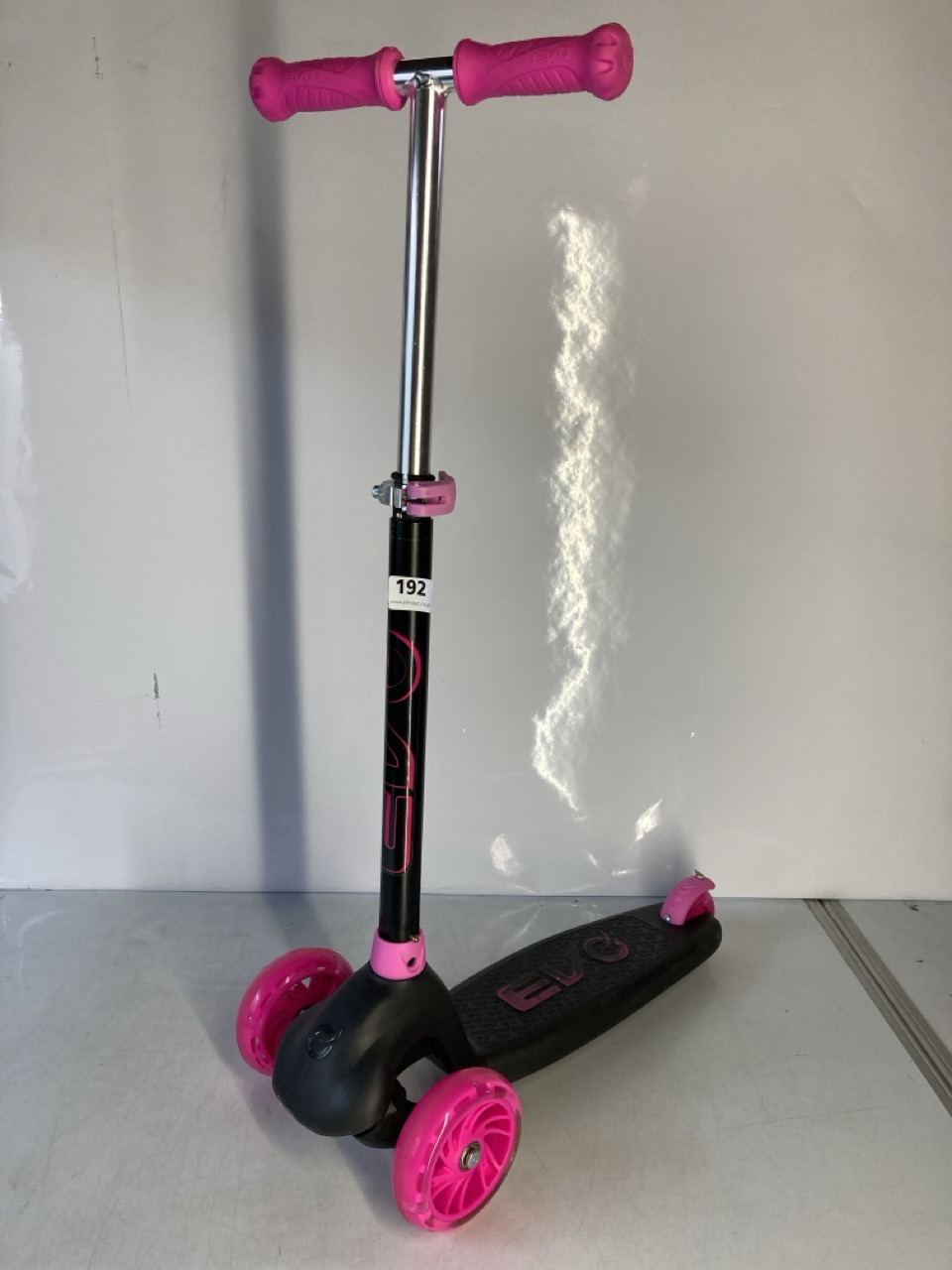 1 X PINK & BLACK SCOOTER TOGETHER WITH A PAIR OF WORK CARGO TROUSERS, UK 36