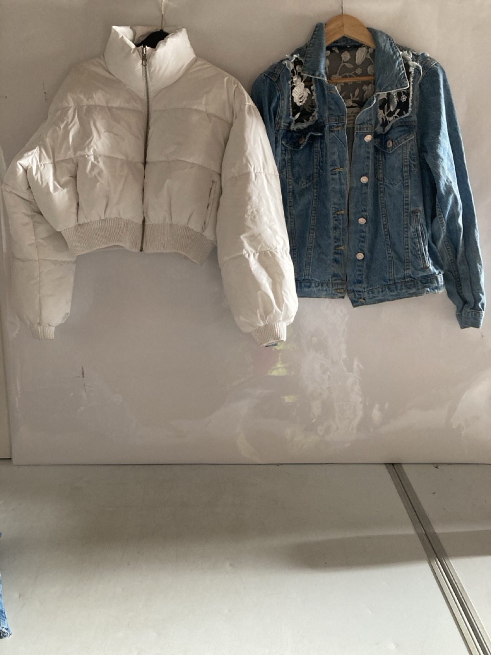 A QTY OF WOMENS CLOTHES TO INCLUDE A ZARA JACKET, WHITE, SIZE EUR S