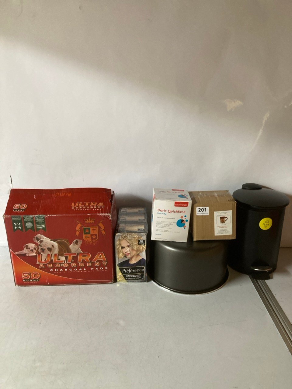 A QTY OF HOUSEHOLD ITEMS TO INCLUDE 1 X BOX OF CHARCOAL PADS & CHRISTMAS MUGS