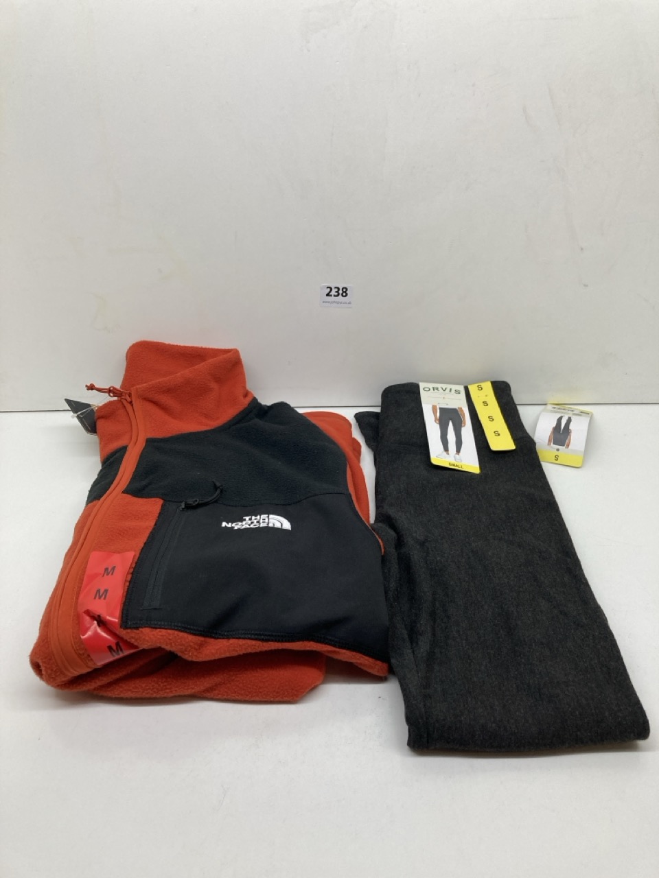BOX OF ASSORTED CLOTHING ITEMS TO INCLUDE THE NORTH FACE RED FLEECE JUMPER IN SIZE M