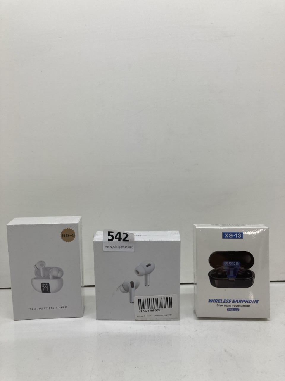 A QTY OF WIRELESS EARPHONES TO INCLUDE XG-13