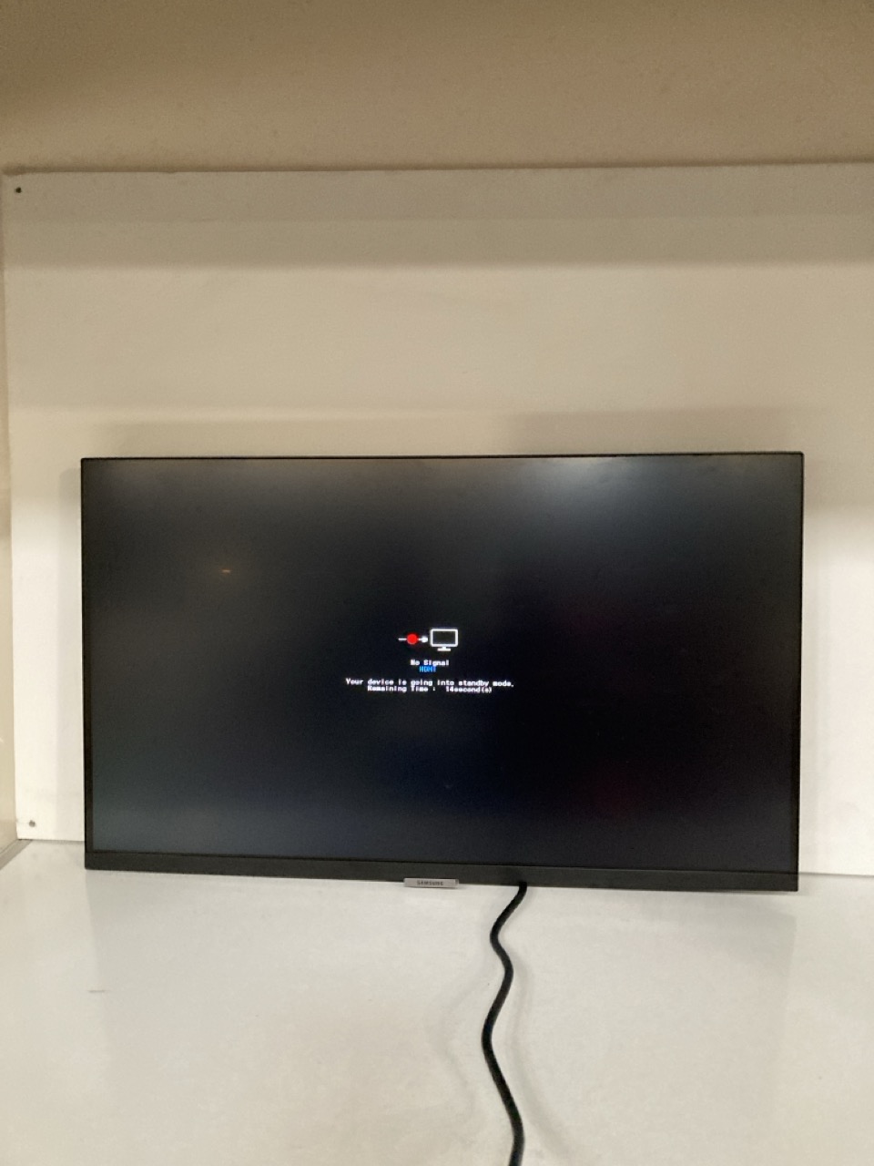 A SAMSUNG VIEW FINITY TV, S8 - 27 (68.4CM) MODEL S27B800TGU