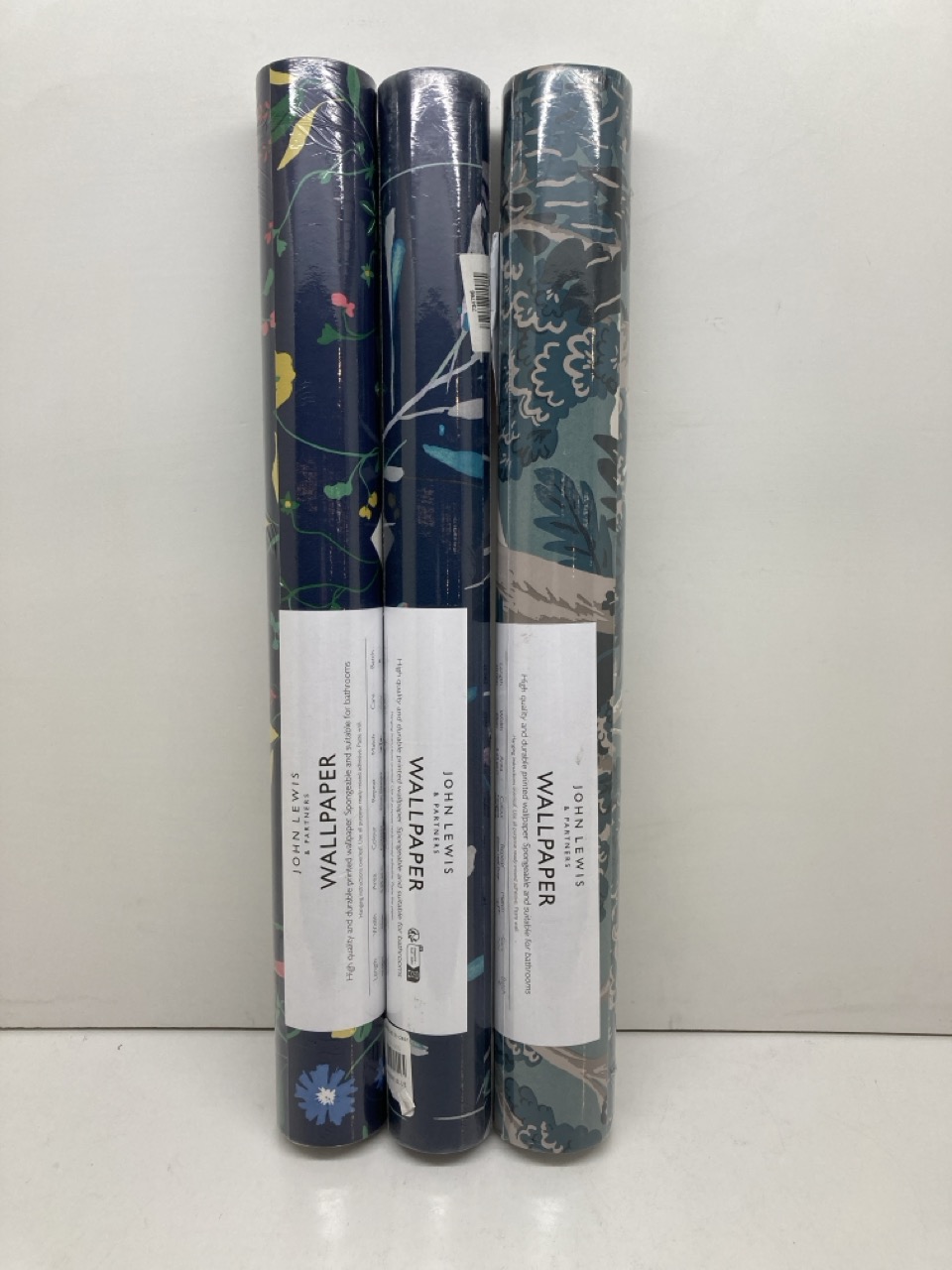 A QTY OF WALLPAPER TO INCLUDE FOXLEASE DARK NIGHT SKY & FOUGERE PALE BLUE