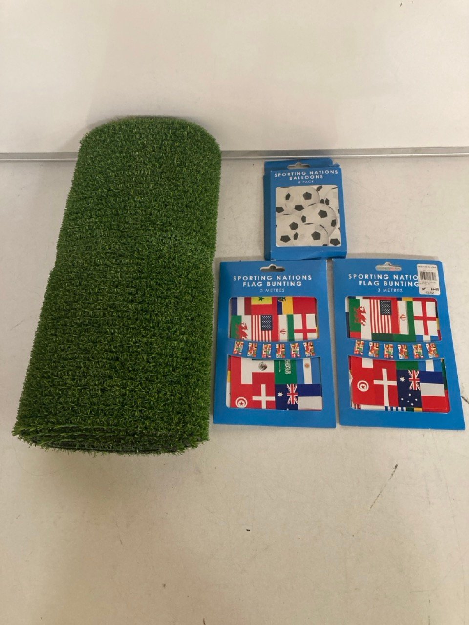 1 X ARTIFICIAL GRASS RUNNER TOGETHER WITH A QTY OF BLUE & WHITE TABLE RUNNERS